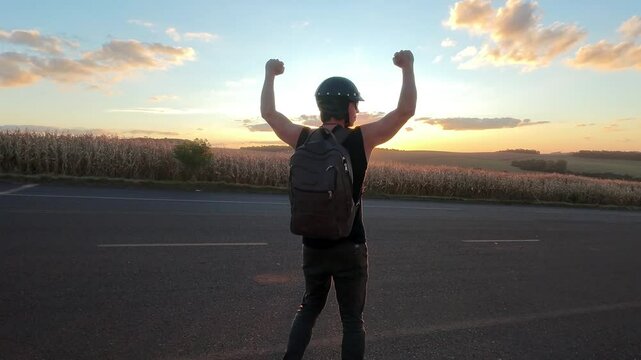 homem livre      gesto de campe&atilde;o em p&ocirc;r do sol 