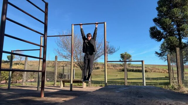 homem praticando exercicios fisicos e alongamento ao ar  livre