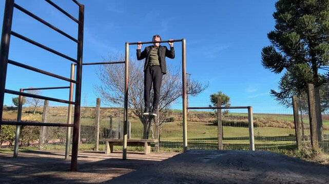 homem praticando exercicios fisicos e alongamento ao ar  livre