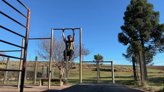 homem praticando exercicios fisicos e alongamento ao ar  livre