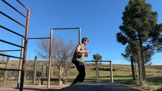 homem praticando exercicios fisicos e alongamento ao ar  livre