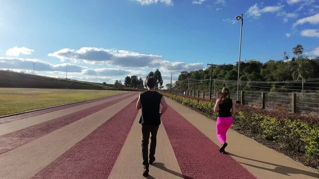 casal fazendo exerc&iacute;cios juntos em corrida 
