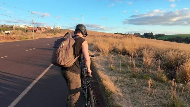 homem ciclista anda de bicicleta no p&ocirc;r do sol 