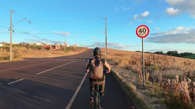homem ciclista anda de bicicleta no p&ocirc;r do sol 