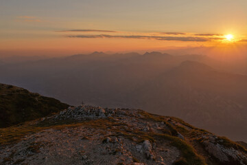 Panorama aereo da drone del tramonto sul Monte Altissimo in Trentino Alto-Adige con vista sul Lago...