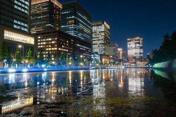 東京都 ライトアップされた夜の丸の内、高層ビル群