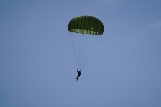 Fallschirmspringer am Himmel