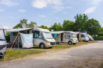 Wohnmobile stehen auf ihren Stellplätzen am Campingplatz