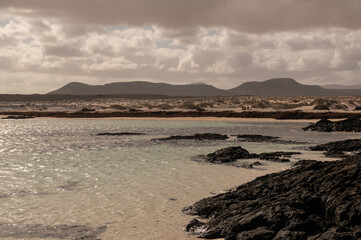 Charcos de agua turquesa en la Caleta del Marrajo en El Cotillo, Fuerteventura