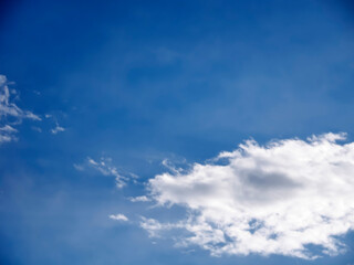 Obraz premium 青く冷たい空と雲が広がる東京の冬の空気感