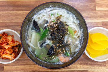 Noodle Soup with Clams, haemul kalguksu
