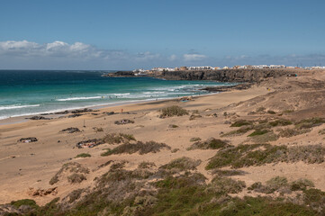 Vista panorámica de Piedra Playa con surfistas en el mar, en El Cotillo, Fuerteventura