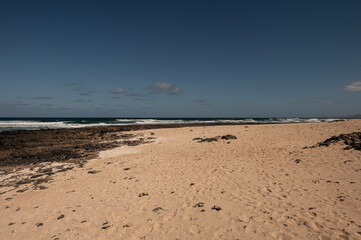 Playa de El Hierro, entre dunas y olas del norte de Fuerteventura