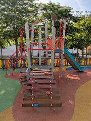 Construcción infantil en parque público. Estructura para trepar con tobogán 