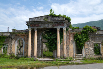 Obraz premium The facade of the abandoned railway station building on a sunny May day. Tkuarchal