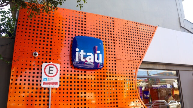 Logotipo do banco Ita&uacute; na fachada de uma ag&ecirc;ncia no Brasil. Letreiro laranja em destaque no ambiente urbano. Mogi das Cruzes SP em 07 julho 2025