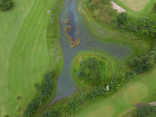 라오스 비엔티엔 골프장의 오밀조밀한 골프코스, 연녹색, 연두색 그린의 아름다운 풍경