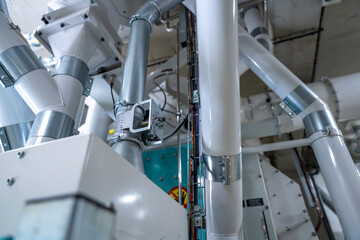 Machines industrielles high-tech en fonctionnement dans une usine moderne et automatisée.