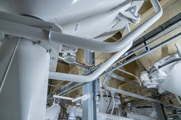 Machines industrielles high-tech en fonctionnement dans une usine moderne et automatis&eacute;e.