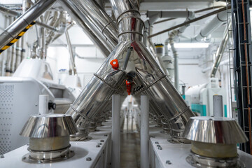 Machines industrielles high-tech en fonctionnement dans une usine moderne et automatisée.