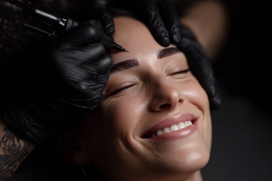 Micro Blanding o tatuado de cejas, como una manera de gestionar la est&eacute;tica en la mujer.