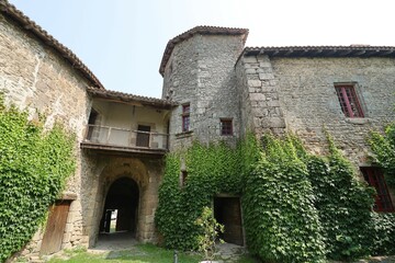 Le château des ducs, château médiéval, vue de l'extérieur, village de Mortemart, département...
