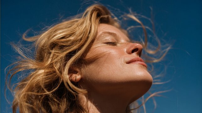 Toma cercana de la piel y el pelo de una bella mujer europea, concepto de belleza femenina