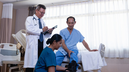 Obraz premium Specialist doctors delivering medical care and discussing diagnostic results with patients in a hospital environment. Concept of healthcare and patient wellness.