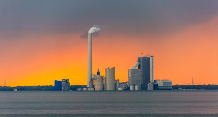 Fototapeta premium industrial area at sunset in Wilhelmshafen