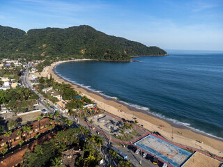 Obraz premium Beautiful beach amidst the mountains of the Atlantic Forest