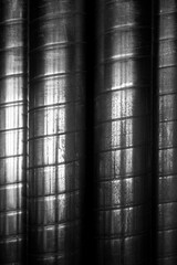 Dettaglio di quattro tubi di acciaio con delle scanalature a spirale