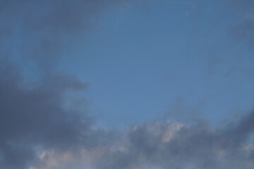 Abendliche Wolken ziehen vorbei in verschiedenen Farben wie blau, grau, beige und weiß