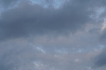 Abendliche Wolken ziehen vorbei in verschiedenen Farben wie blau, grau, beige und weiß