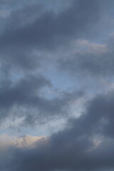 Abendliche Wolken ziehen vorbei in verschiedenen Farben wie blau, grau, beige und weiß