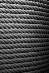 Dettaglio in bianco e nero di una corda avvolta a una colonna