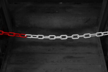 Una catena di plasica bianca e rossa blocca il passaggio