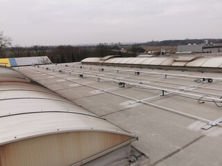 The structure on the roof for installing solar panels was built using a non-invasive method, and power optimizers are also installed.