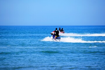 水上バイクを楽しむ風景