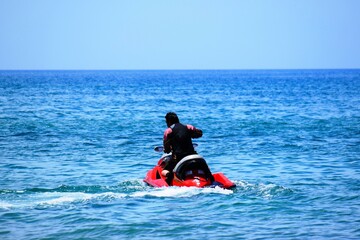 水上バイクを楽しむ風景