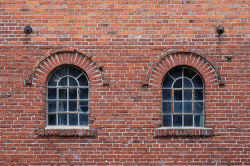 Alte Fenster in einer Backsteinfassade
