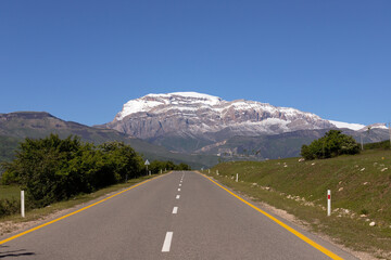 The road leading to the foot of Mount Shahdag.