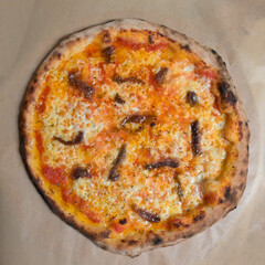 pizza con pomodoro, mozzarella e acciughe