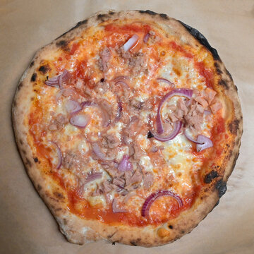 pizza con pomodoro, mozzarella, tonno e cipolla