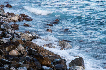 Obraz premium breaking waves at the pebble beach
