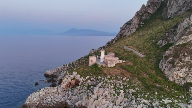 La quiete dopo la tempesta, vista mozzafiato  dall'alto con ripresa da drone  del tramonto che si scaglia sul faro di mongerbino a capo zafferano su scogliera a picco sul mare 