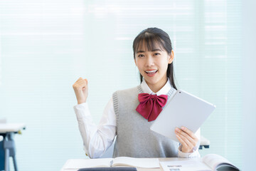塾で勉強をする女子高生