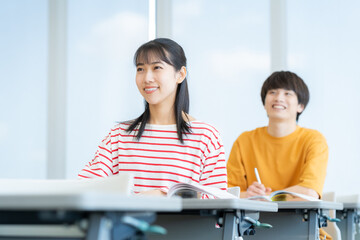 勉強をする男女の大学生