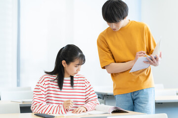 勉強をする男女の大学生