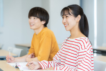 勉強をする男女の大学生