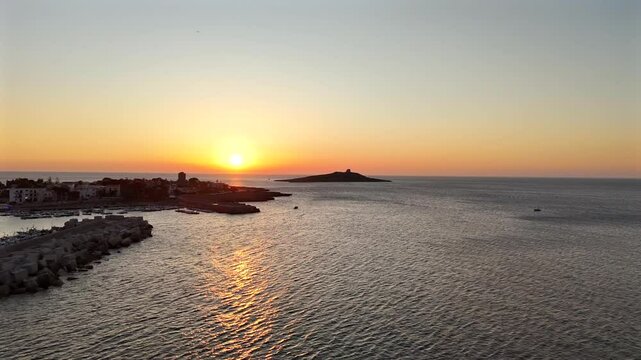 Sorvolo con drone dall'alto nel golfo di isola delle femmine al tramonto con vista su isolotto 